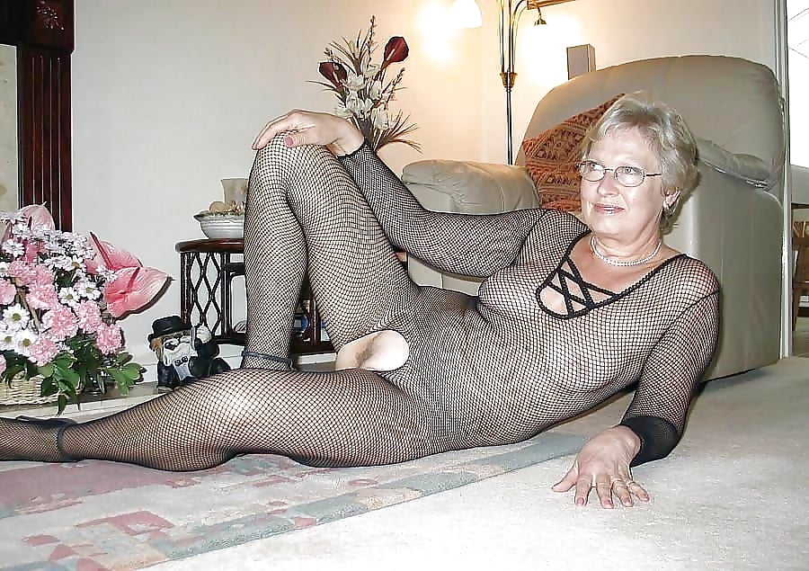 Сексуальна старушка в деловом костюме порно фото бесплатно