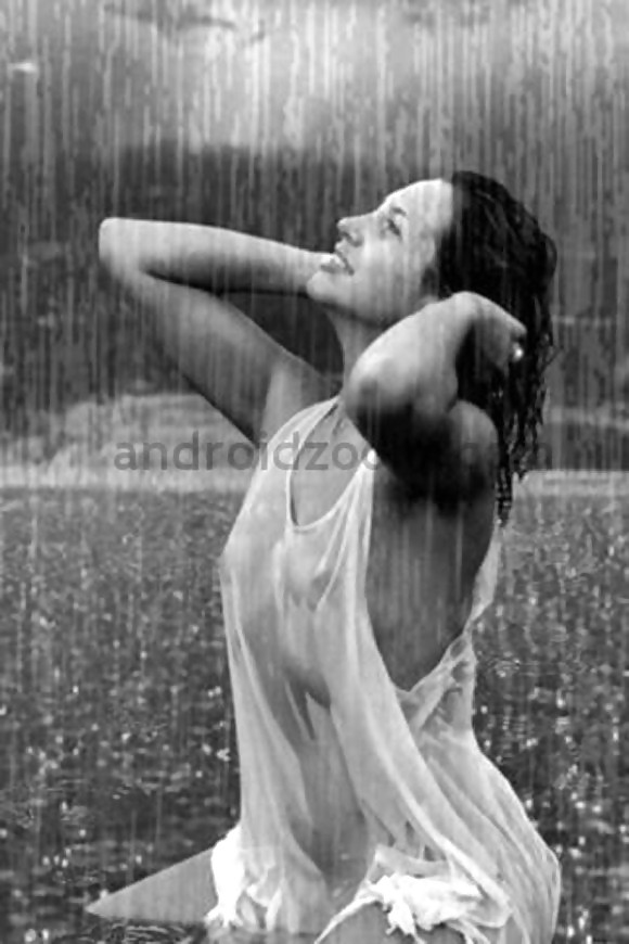 Голая азиатка Жиа мокнет под дождем