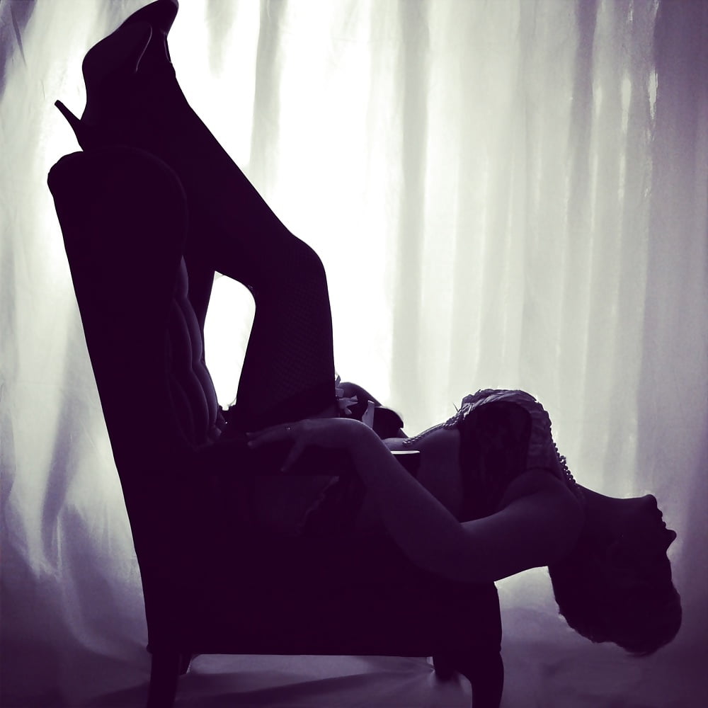 Эротические позы Paige Owens на стуле в полумраке