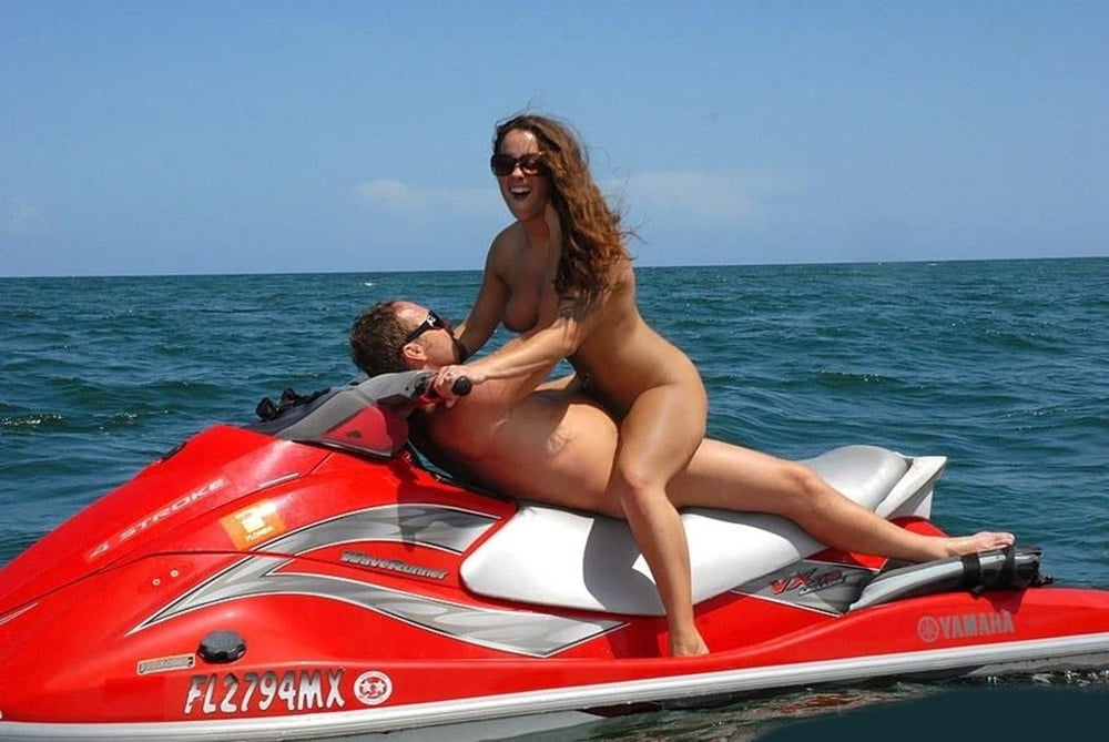 Натали позирует на водном мотоцикле - порно фото