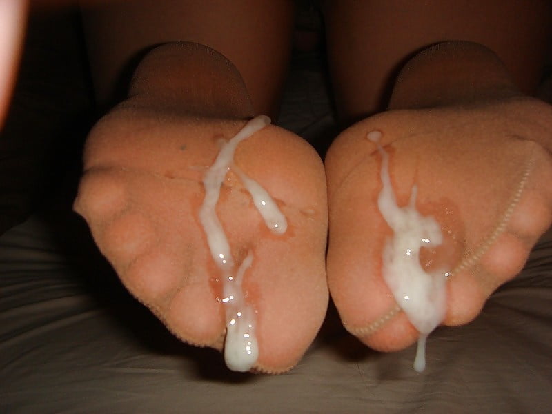Женские ступни залиты спермой после дрочки