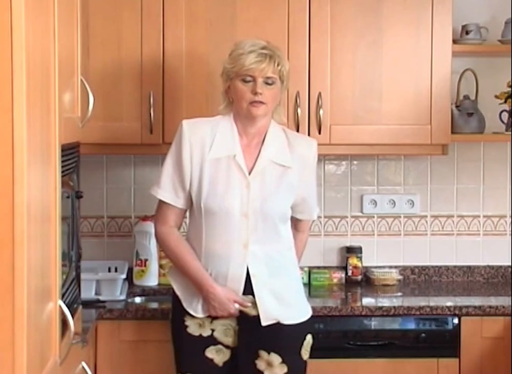 Блондинки бабушки на кухне - 18 порно фото