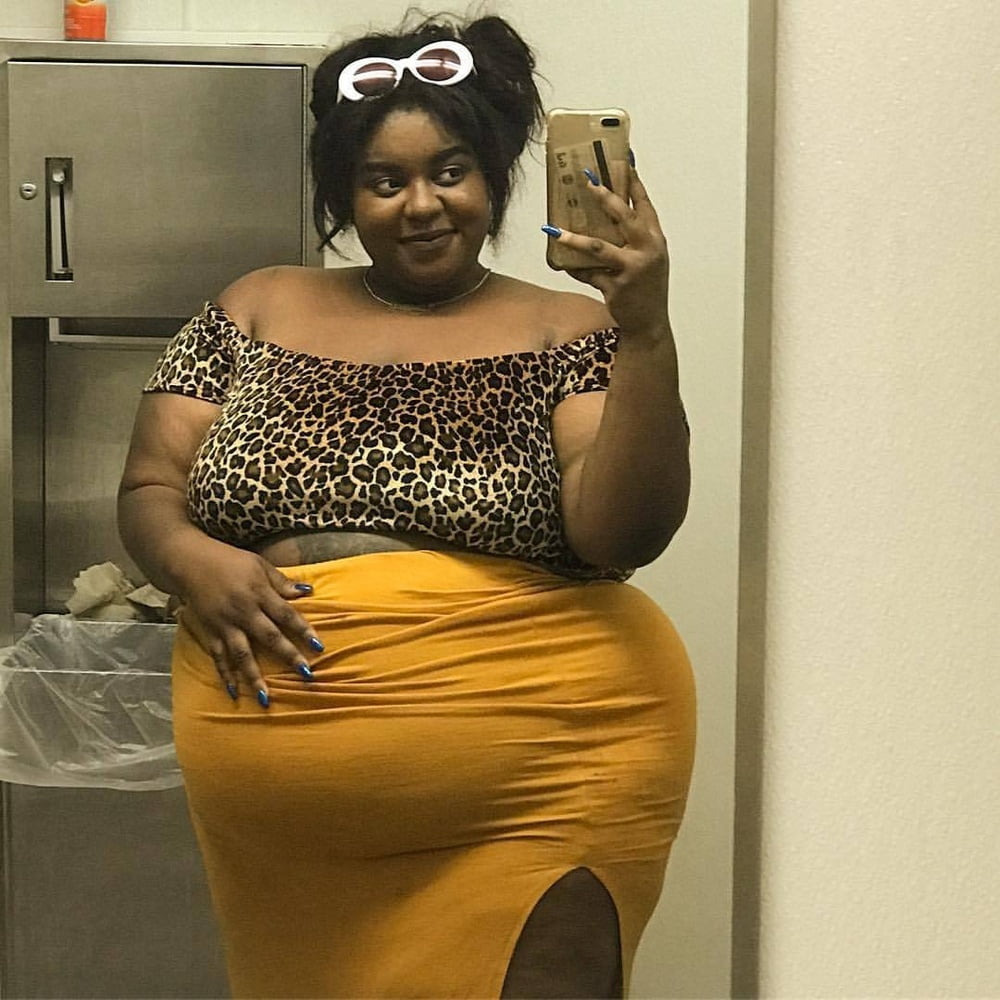 Африканцы жахают двух толстых дам