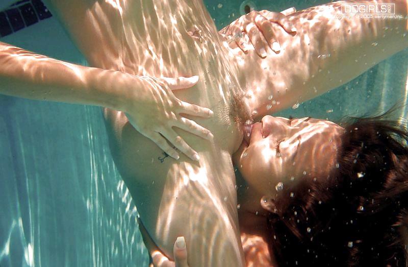 Две сексуальные лесбиянки плавают в бассейне и ласкают письки