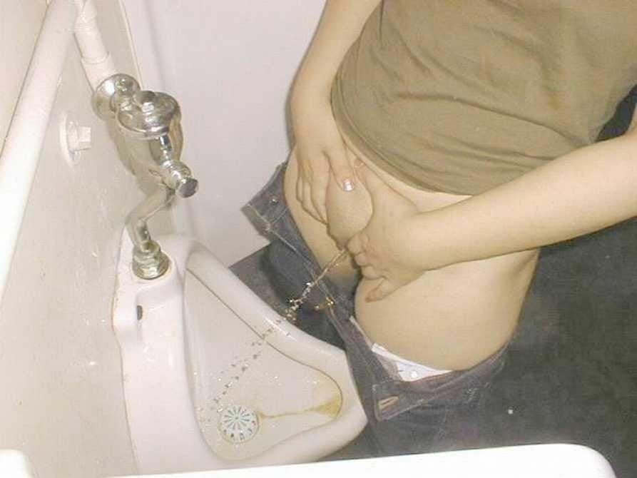 Писсинг женщины в туалете