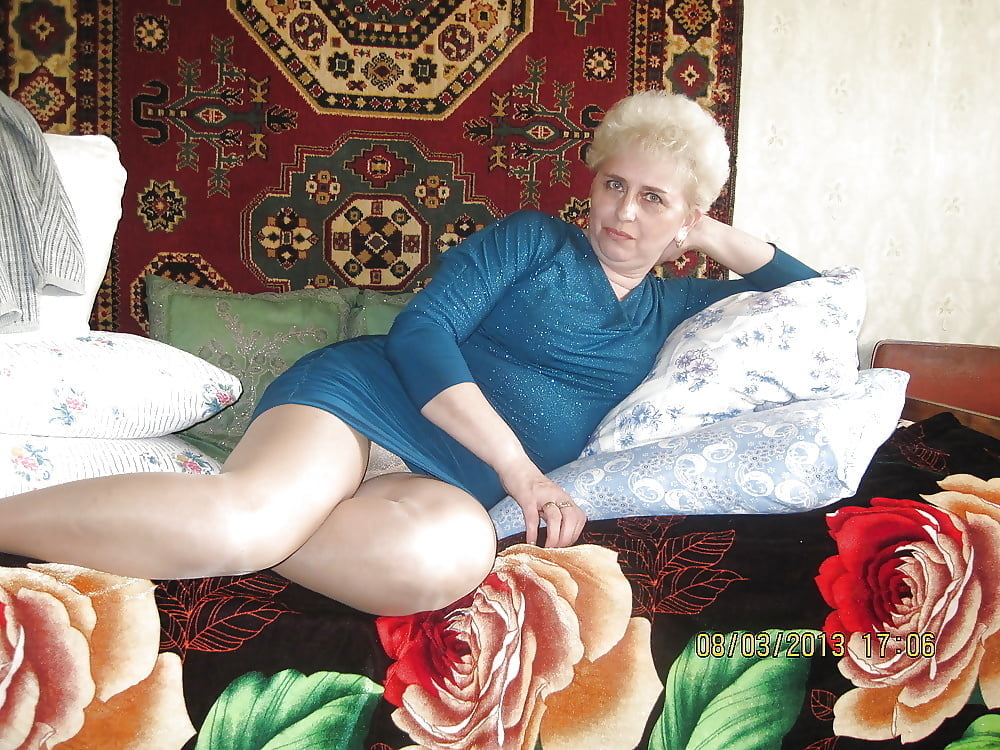 Сексапильная бабулька приготовилась к ролевым играм - порно фото