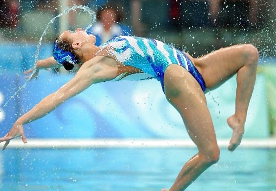 Эротика с потрясающими спортсменками в воде