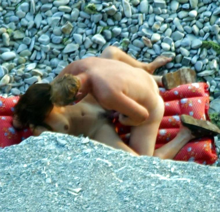 Парень со скрытой камерой на пляже подглядывает за обнаженными красотками