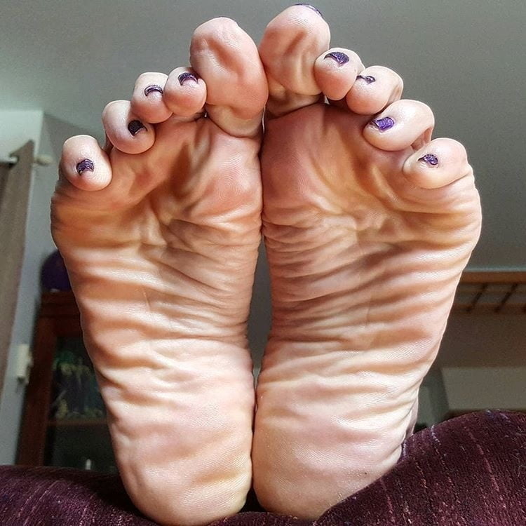 Nikki worships wrinkled soles photo