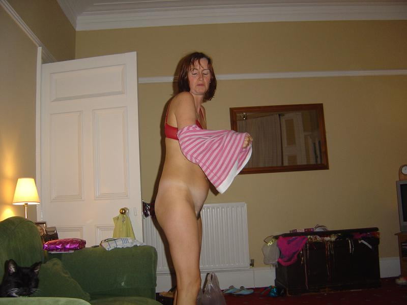 12. U.K. Mature wife poses 4 hubby - 371 Photos 