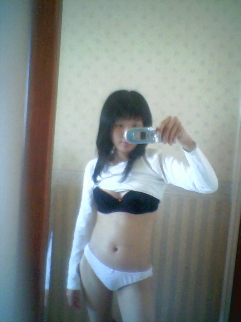 Korean girl takes self pics pict gal