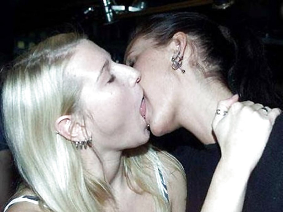 Girl kiss Girl pict gal
