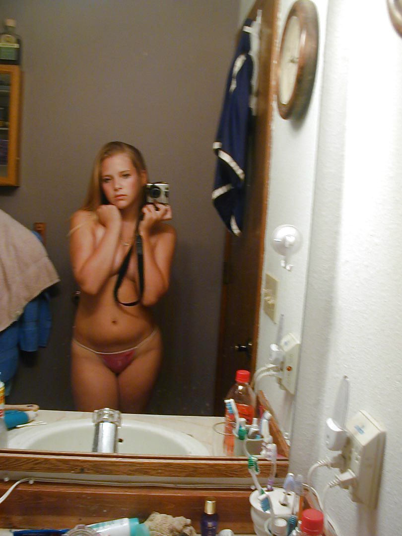 Selfshot Teen - only tits pict gal