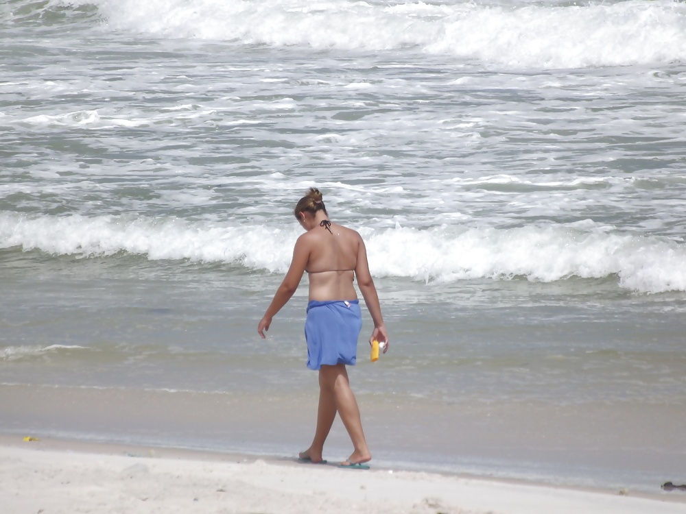 walking in the beach pict gal