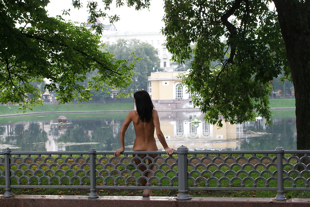 Naked young at the Moscow Kremlin pict gal