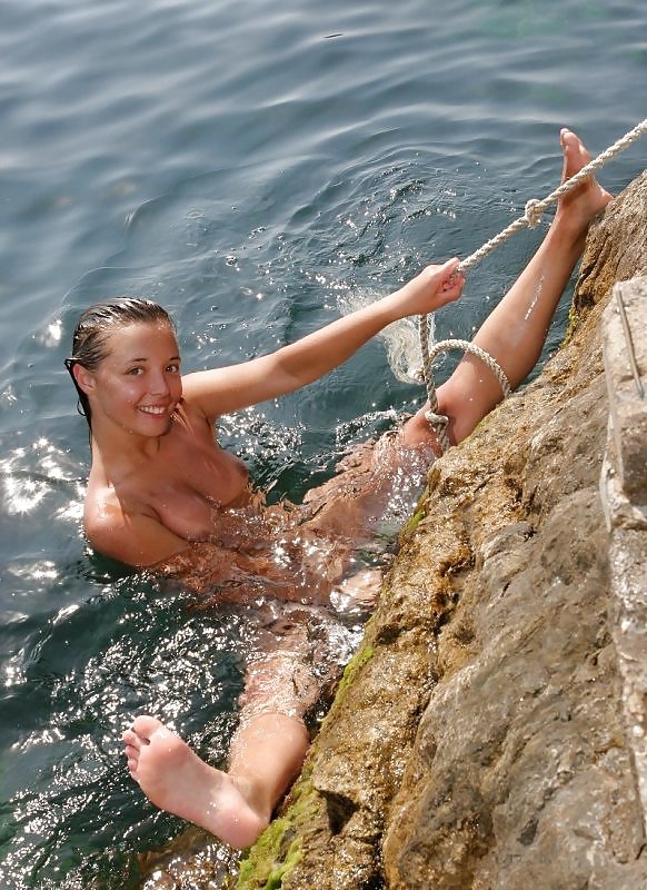 Brunette with beautiful body pict gal