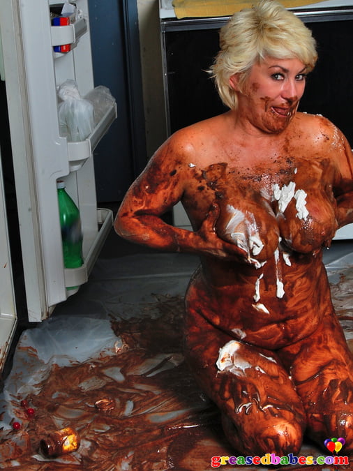 Mature Blonde Dana Hayes Wet and Messy with Ice Cream - 20 Photos 