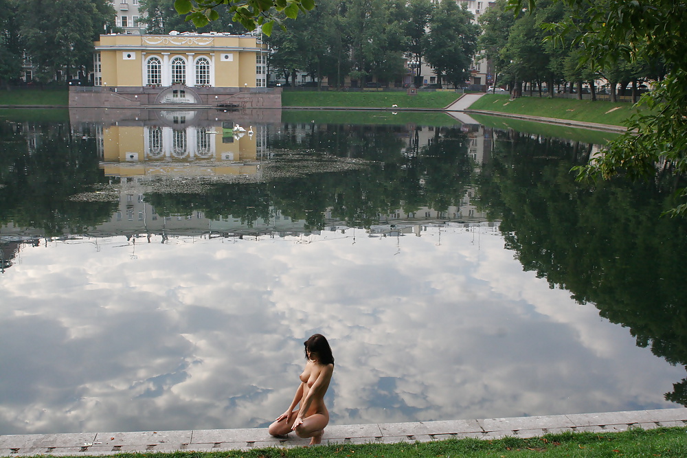 Naked young at the Moscow Kremlin pict gal