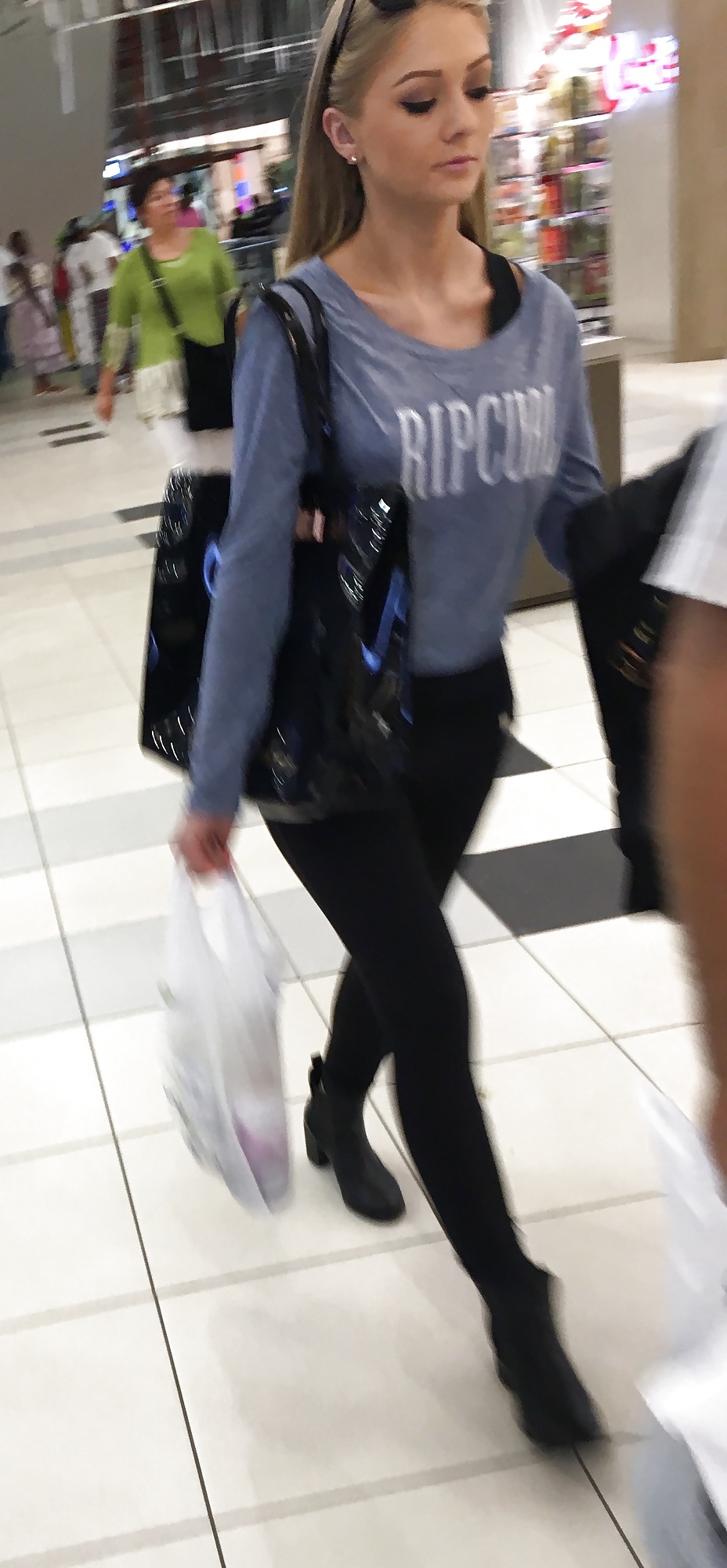 Gorgeous mall teen, not good photos :( pict gal