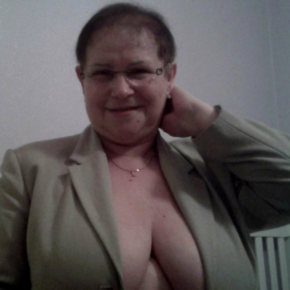 Older and hot 351 (Cleavage) - 40 Photos 