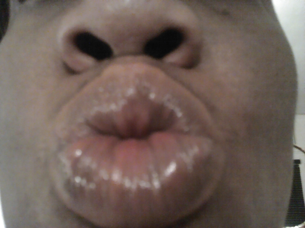 Cum on my wife's sexy lips ----Tributes on her lips pict gal