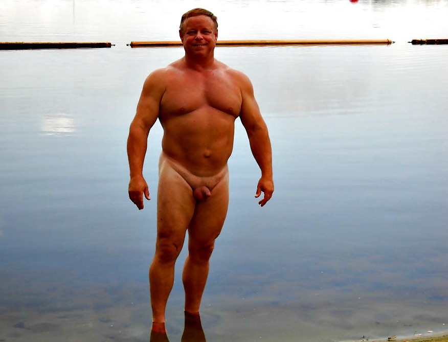 fat-man-nude-on-beach