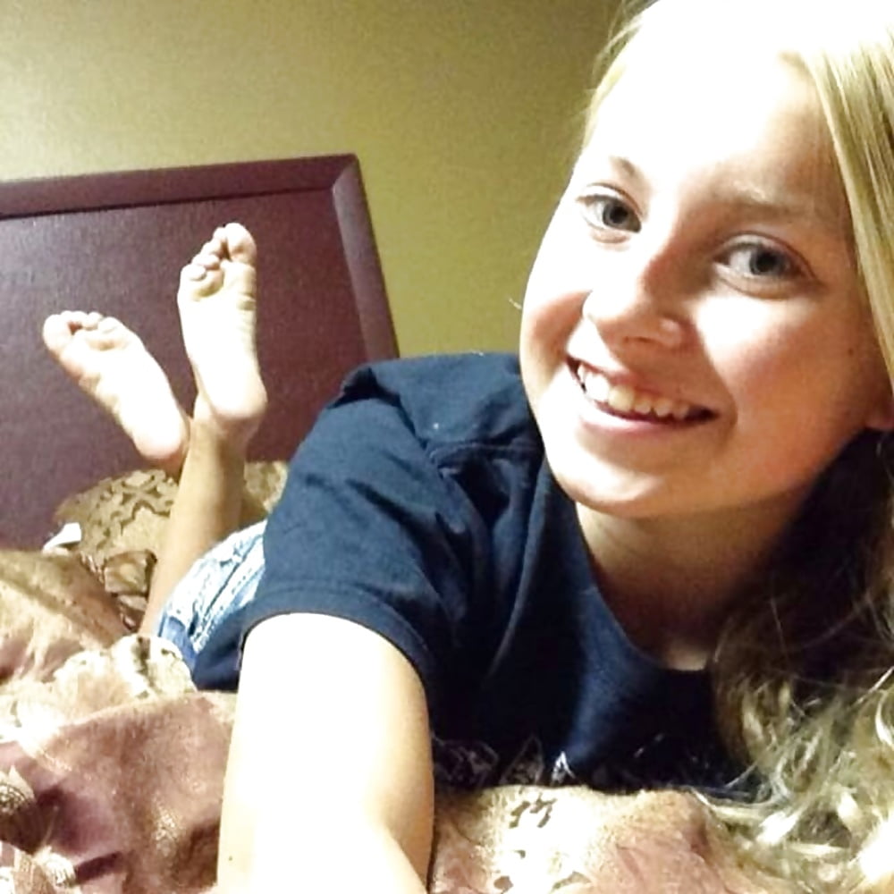 selfshot girls feet pose!!! pict gal