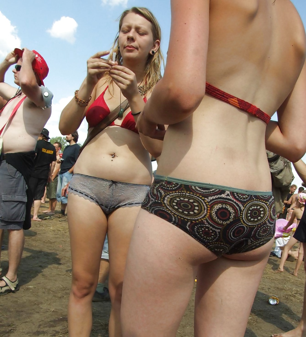 music - festival girls candid flashing tits panties upskirt pict gal