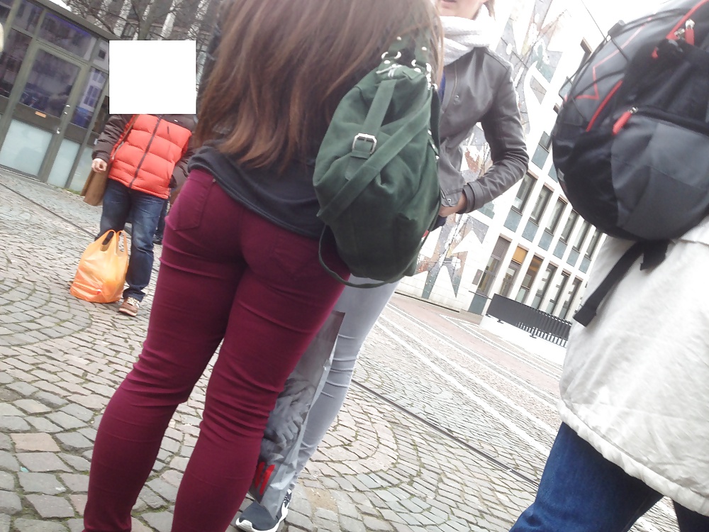 Voyeur - Big Fat Ass in red Jeans pict gal