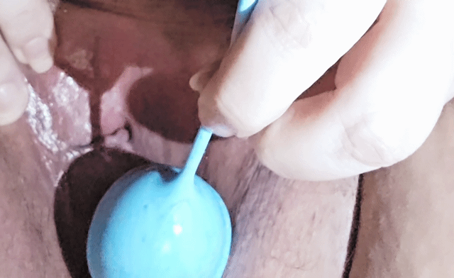 Esguichando nas minhas bolas de prazer