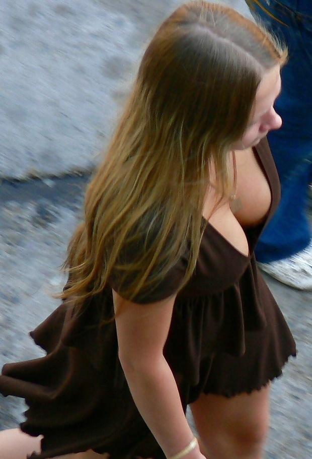 Down Blouse Cleavage