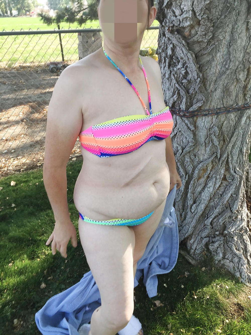 Sexy Mormon MILF in her bikinis pict gal