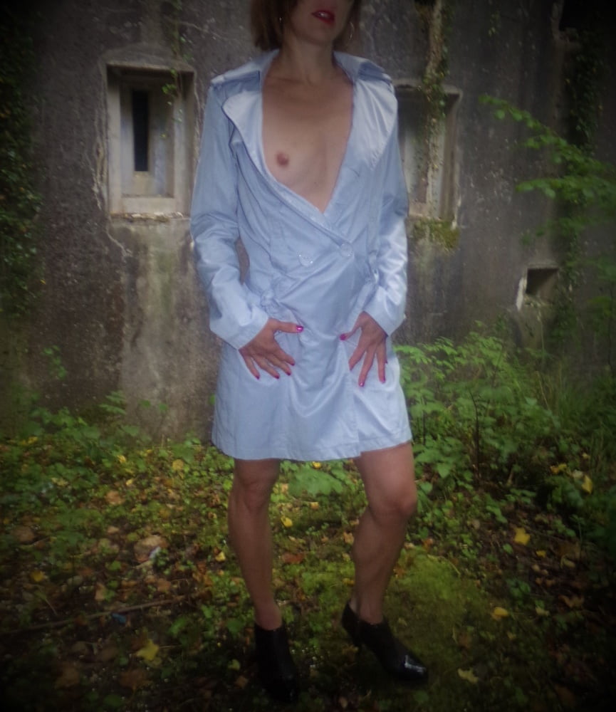 Jade - Coquine : nude under a trench - exhibition - 9 Photos 