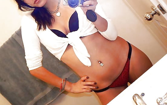 Cute teen showing off her boobs and pussy pict gal