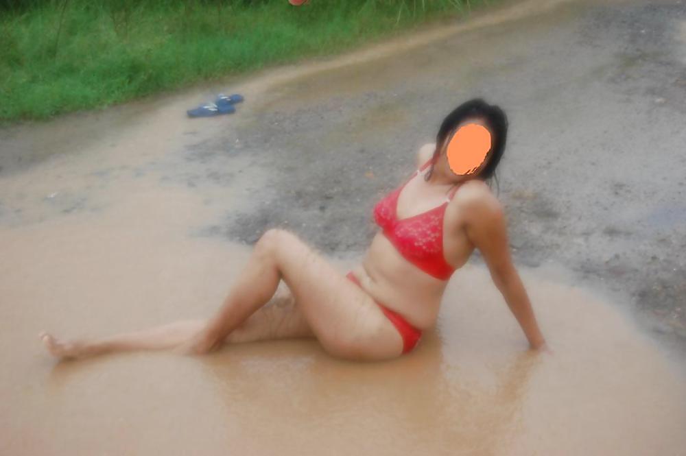 Indian girl outdoors pict gal