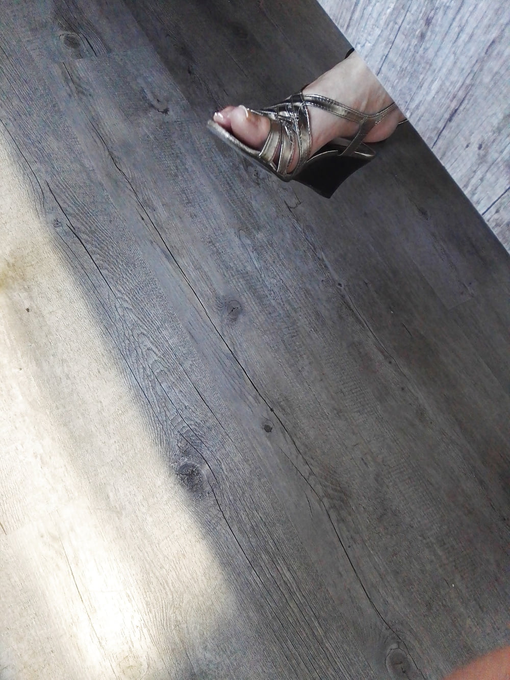 Candid mature feet under table pict gal