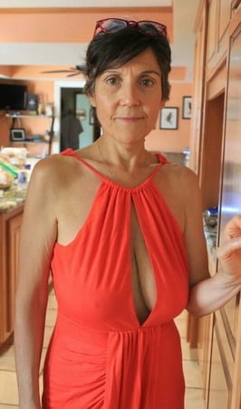 mature ladies braless cleavage pokies             