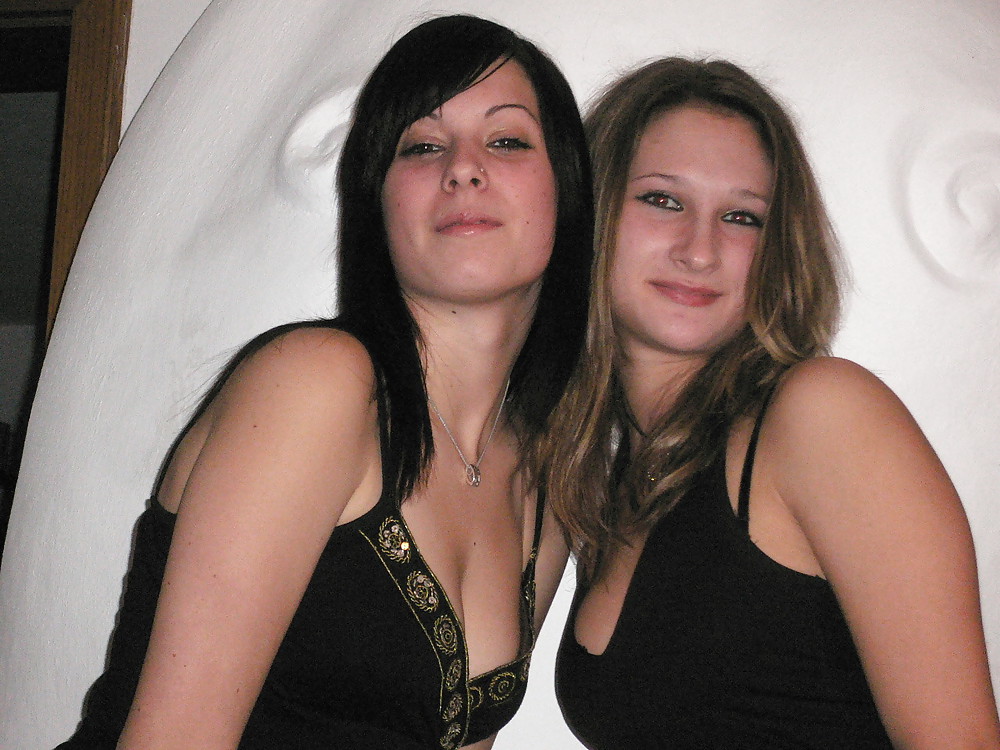 2 jolies salopes habillees pict gal