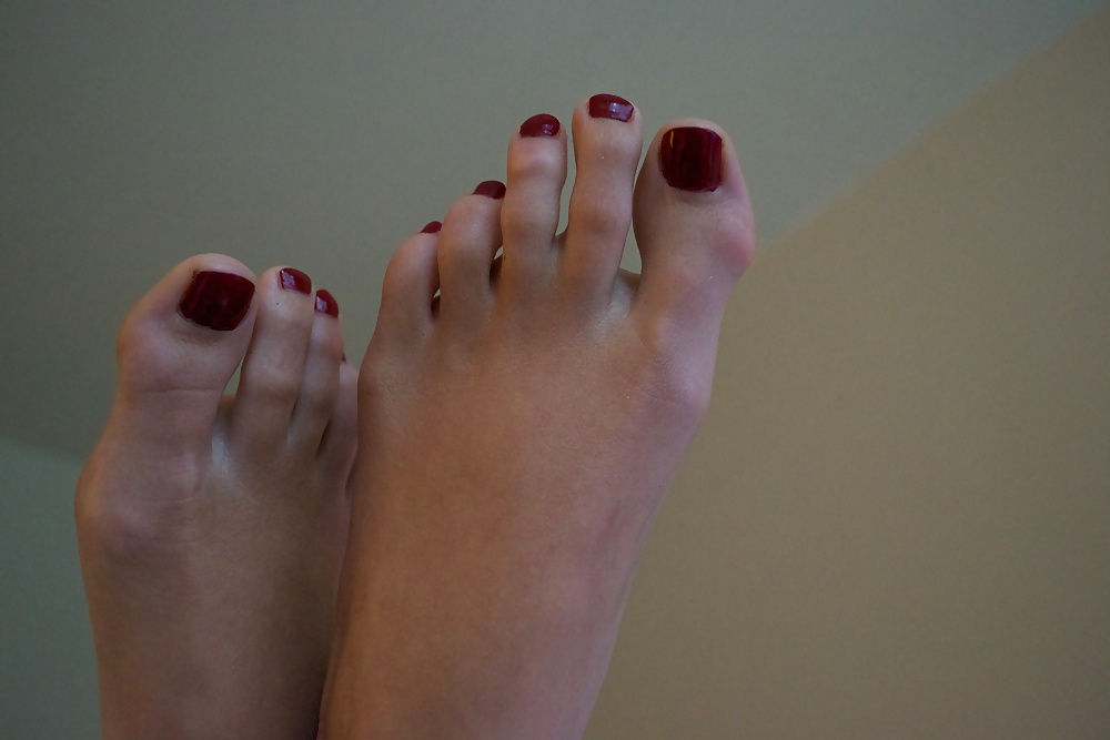 Jackie's bare feet and sexy toes pict gal