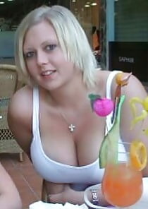 Huge boob blonde BBW flaunts deep cleavage pict gal