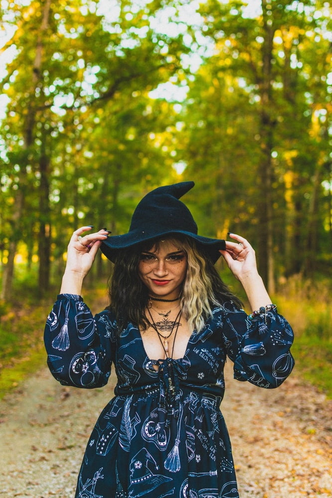 Sexy Witch Special - 4 Photos 