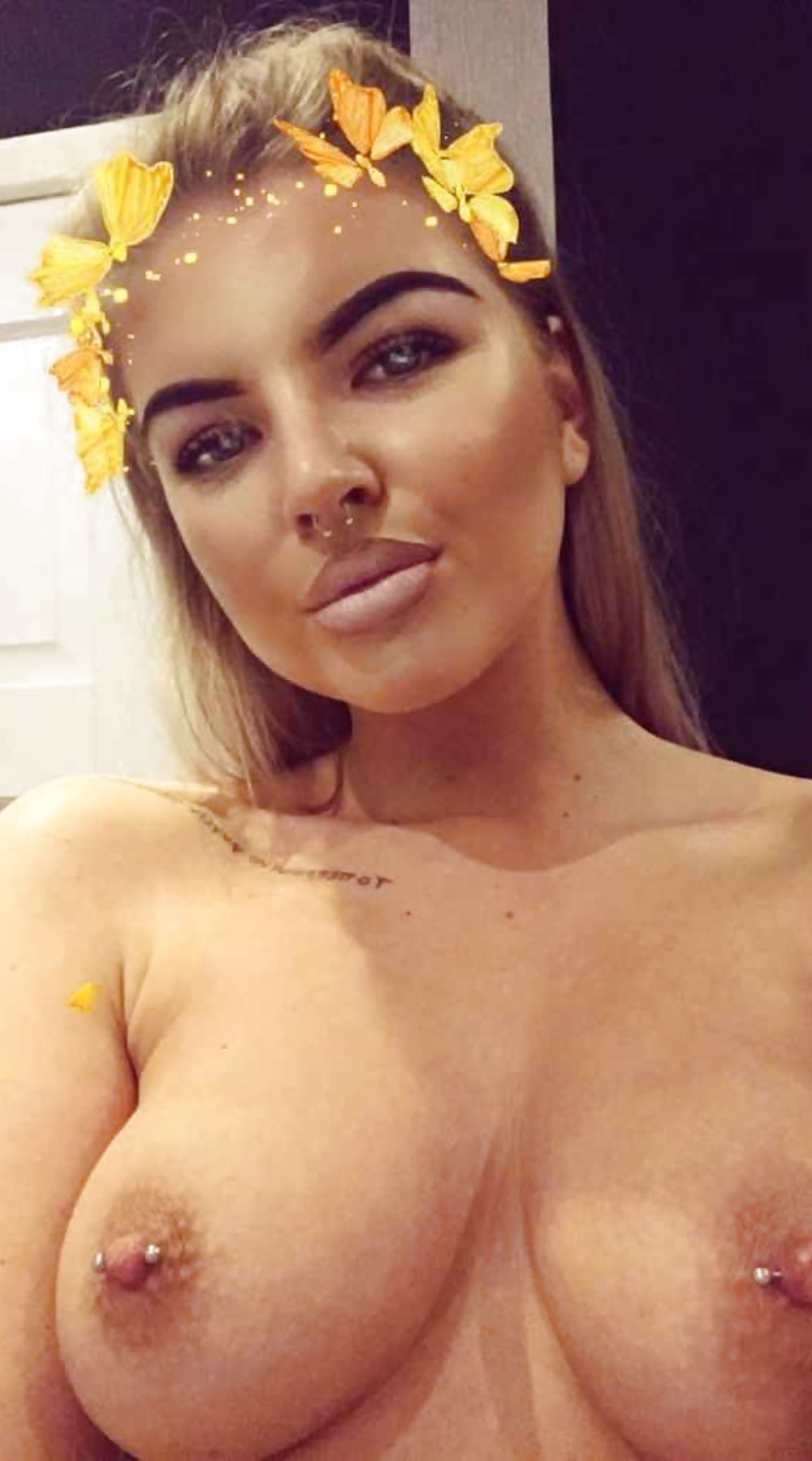 Sexy pierced Scottish Snapchat pict gal