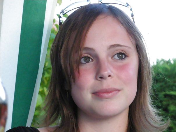 Elle merite quoi cette sainte-nitouche salope ?? pict gal