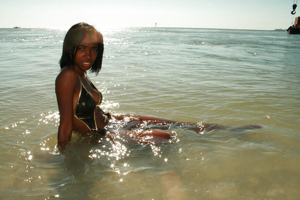 CUTE BLACK TEENS ON THE BEACH I pict gal