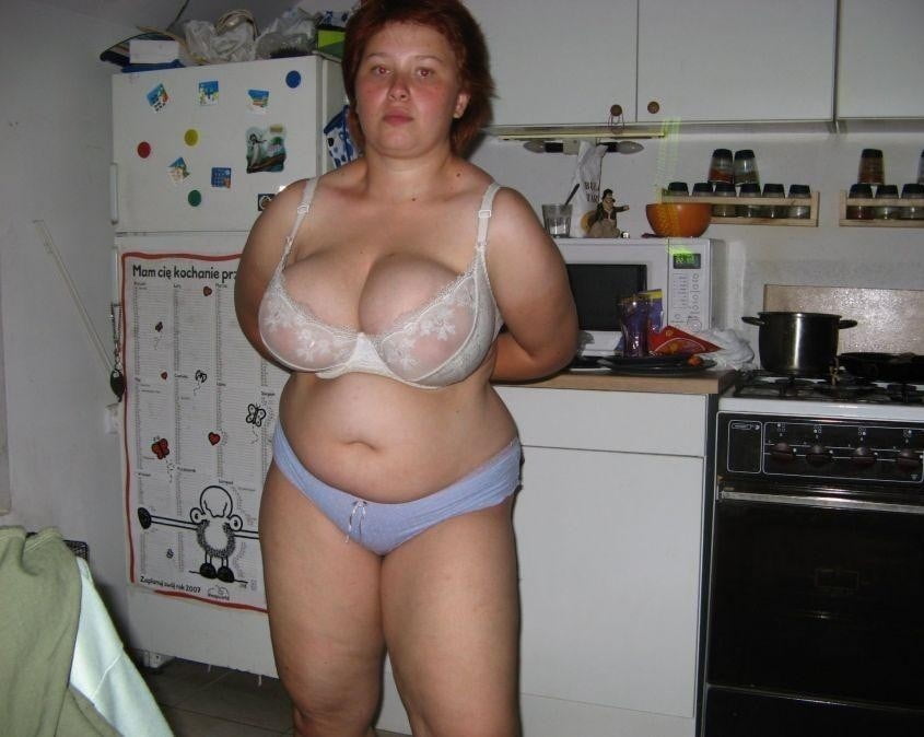 Big boobs MILF gets naked - 6 Photos 