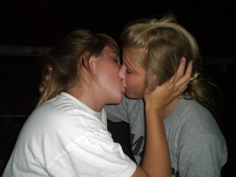 Teen kissing teen