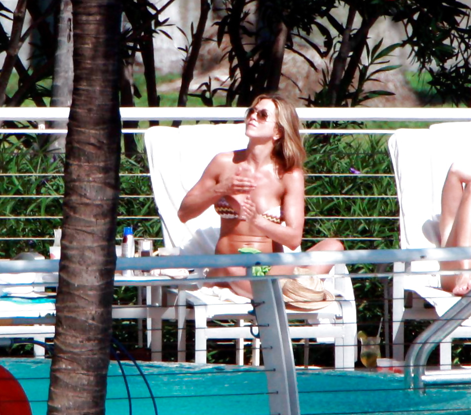 Jennifer aniston sunbathing - 🧡 Cele bitchy FFN_Aniston_Theroux_SX_FF12_12...