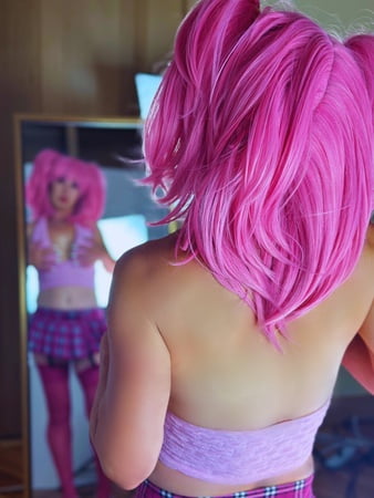 shes pink and loving the color of her sexyiness         