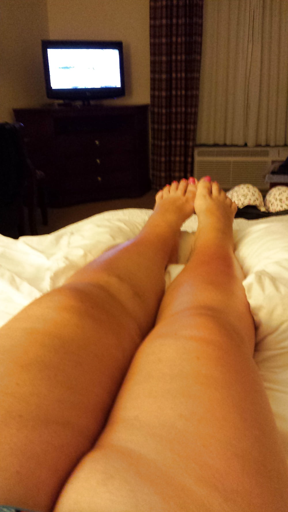 wife legs and toes pict gal