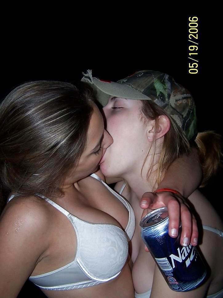 Girl Kissing girl 04 pict gal